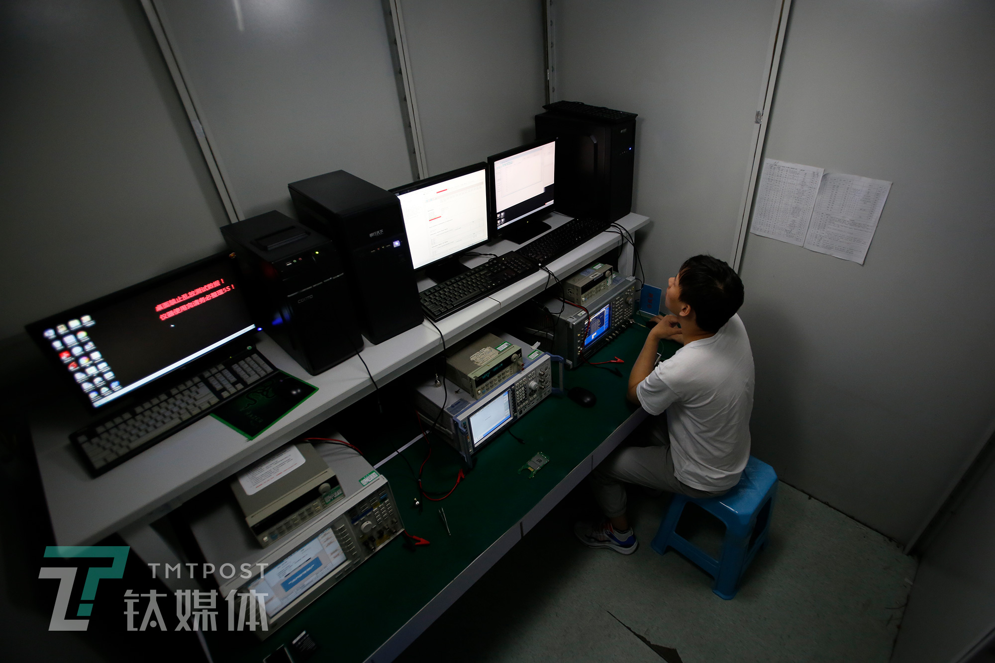 屏蔽实验室,一名测试员在检测一件反窃密新产品的性能.