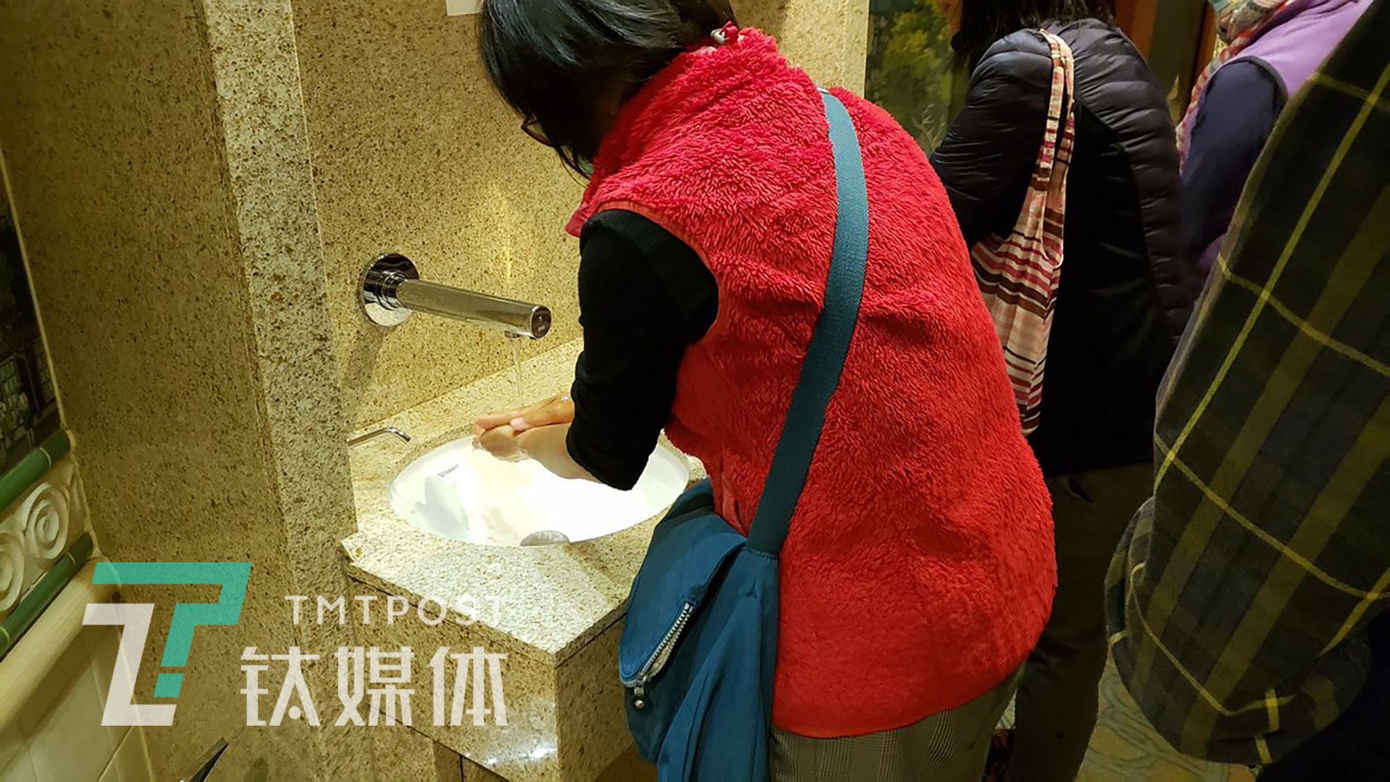 2月3日，乘客们在洗手台排队洗手。（图/@daxa_tw）