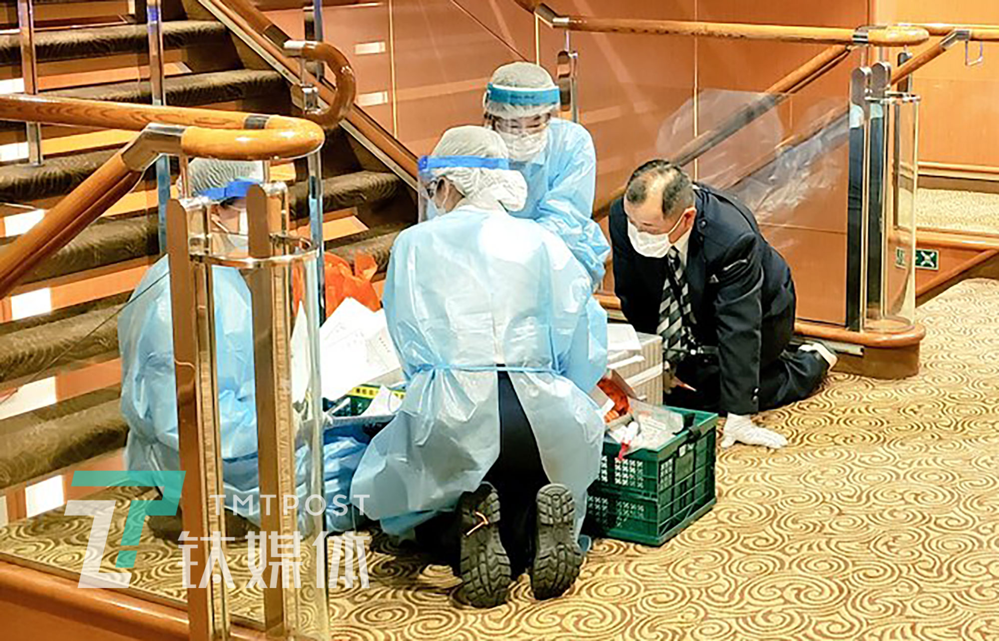 2月4日，“钻石公主” 号邮轮上，全副武装的医护人员。他们要进入每间隔离客舱为乘客和船员测量体温，排查新冠病毒肺炎感染者。（图/@daxa_tw）