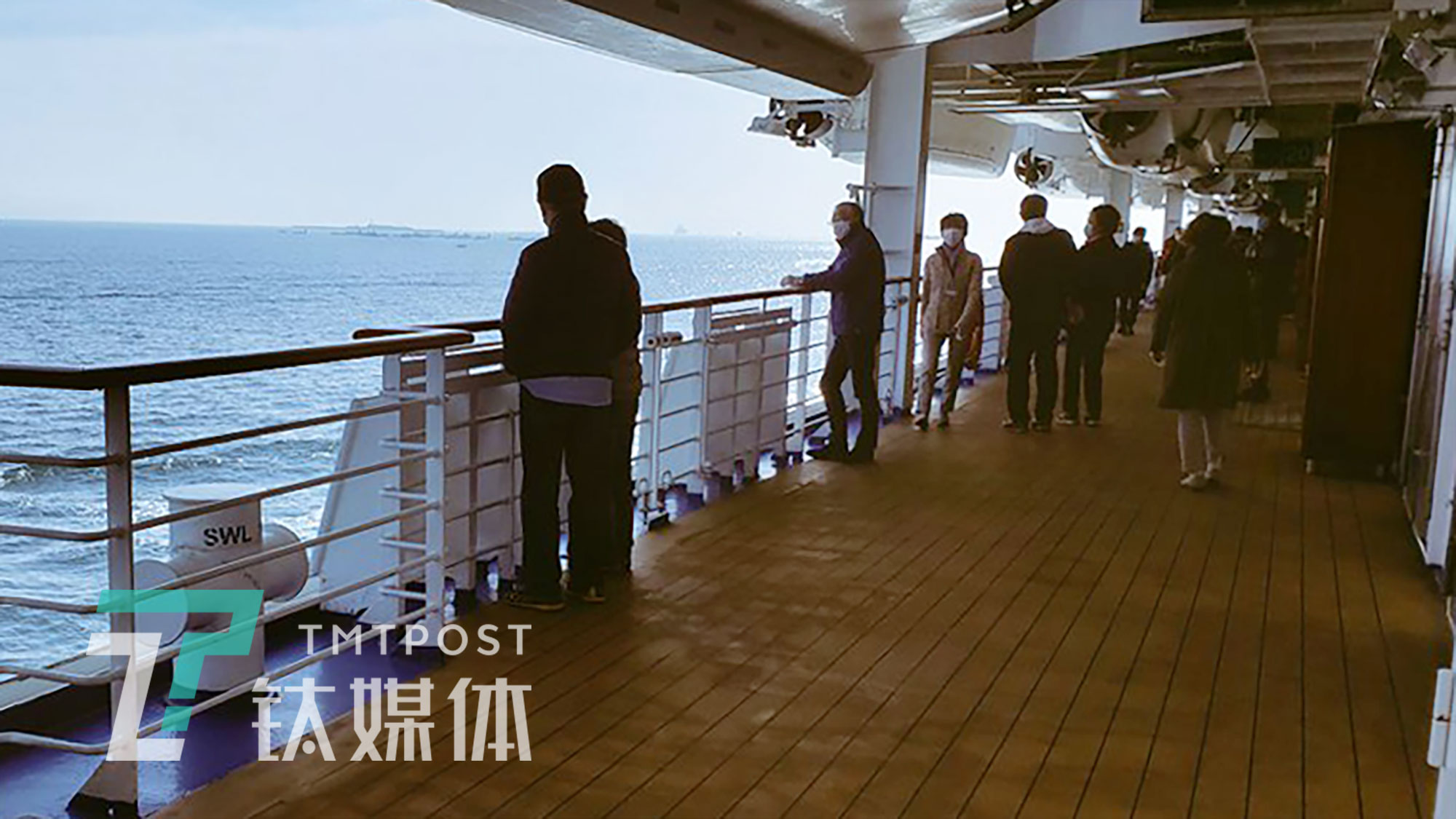 2月8日，乘客们在甲板上吹风。（图/@daxa_tw）