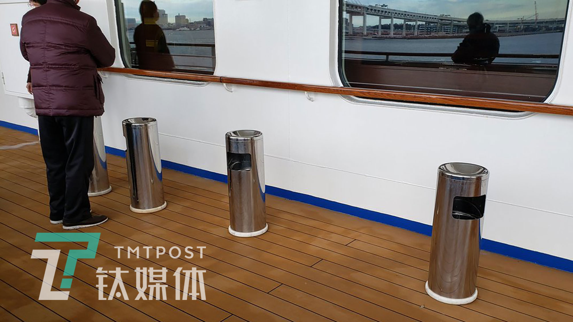 2月10日，乘客们停留在甲板上的吸烟区。（图/@daxa_tw）