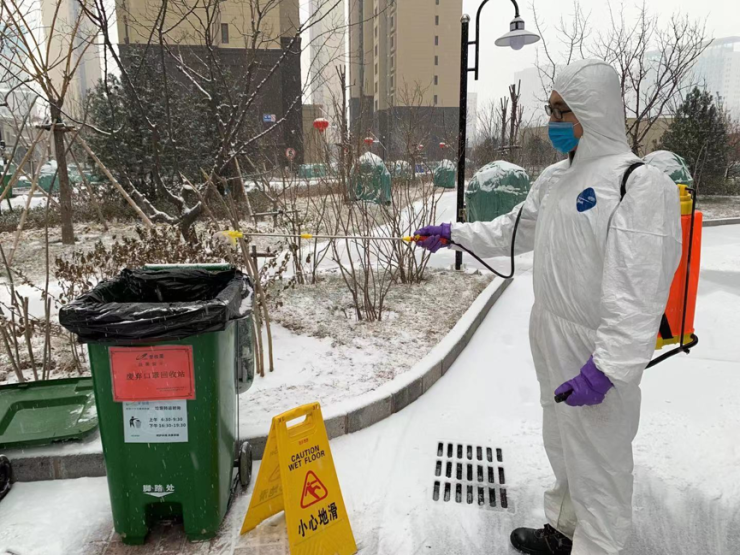 秦皇岛碧桂园首府项目物业人员正在对集中回收的口罩进行消杀
